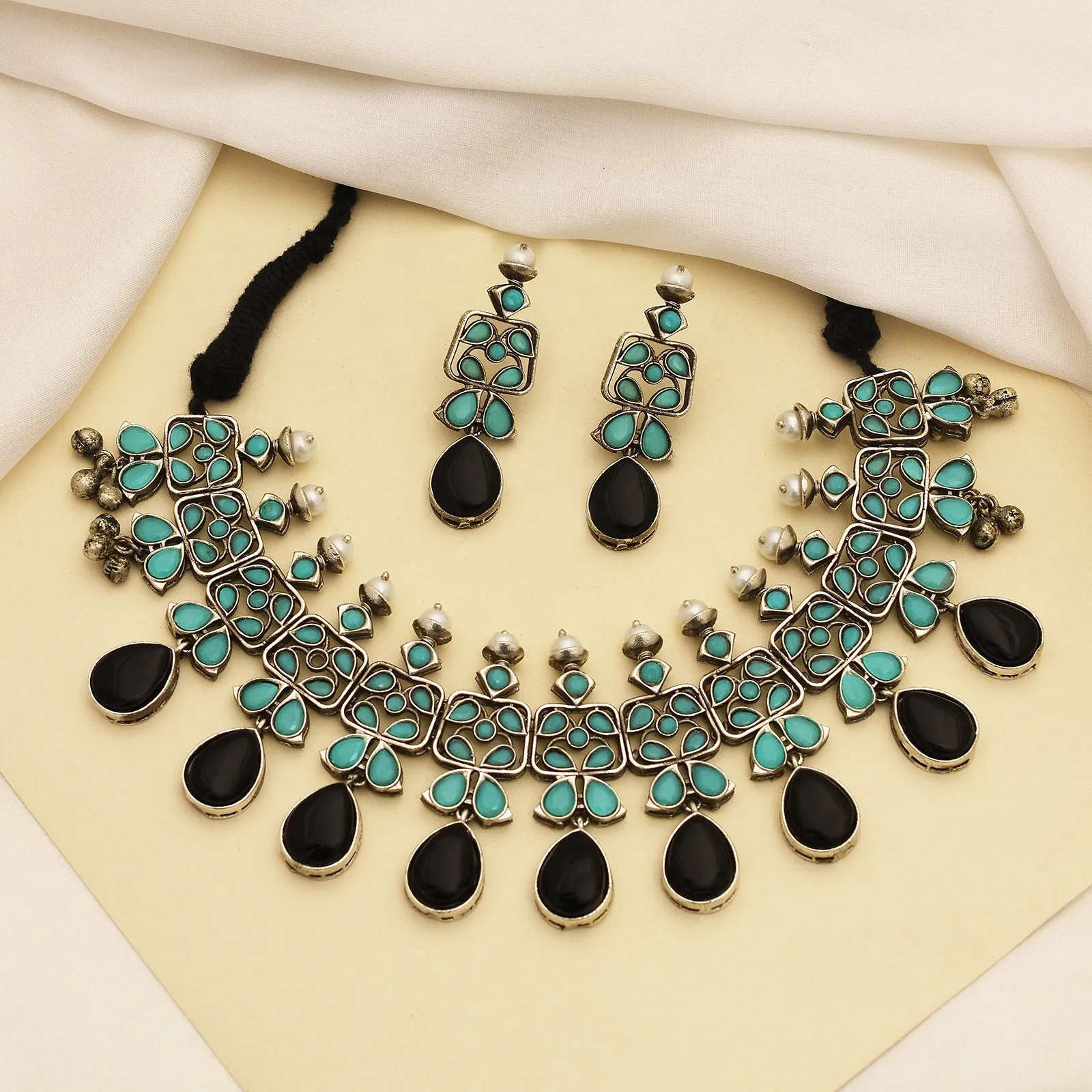 Amrapali Silver Look Alike Necklace Set